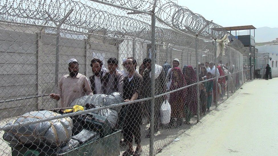 PM Imran orders smooth entry to Afghans on valid visas