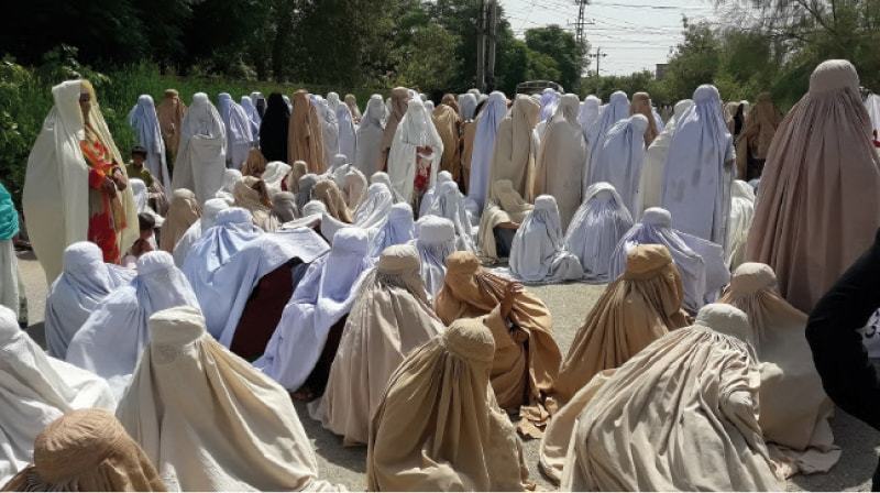 Lakki Marwat: Women protest against power outages