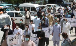 Police cracks down doctors protesting in Quetta, several arrested