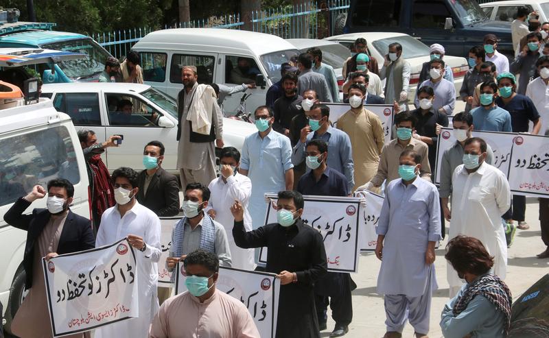 Police cracks down doctors protesting in Quetta, several arrested