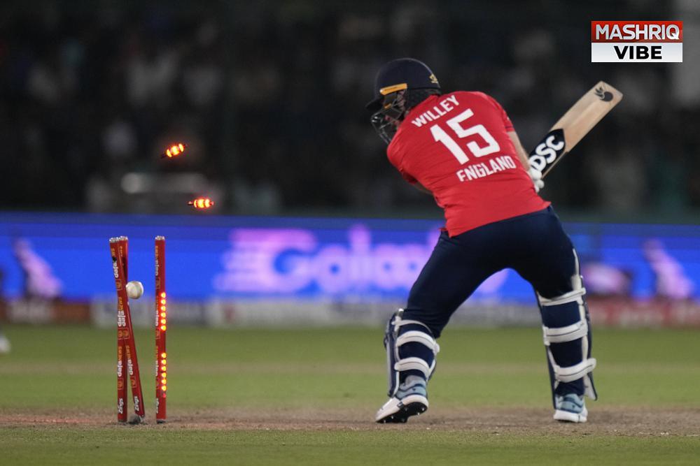 England self-destructs as Pakistan pulls off thrilling win