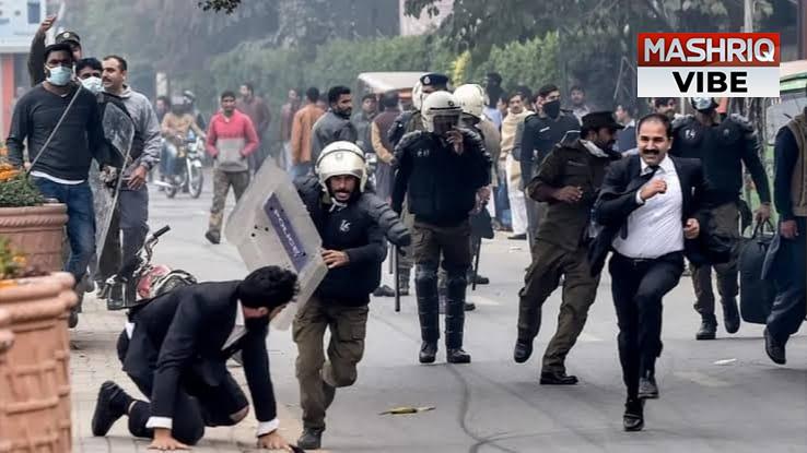 Pakistan Bar Council Calls Nationwide Strike and Protest After Lahore Lawyers Face Police Brutality